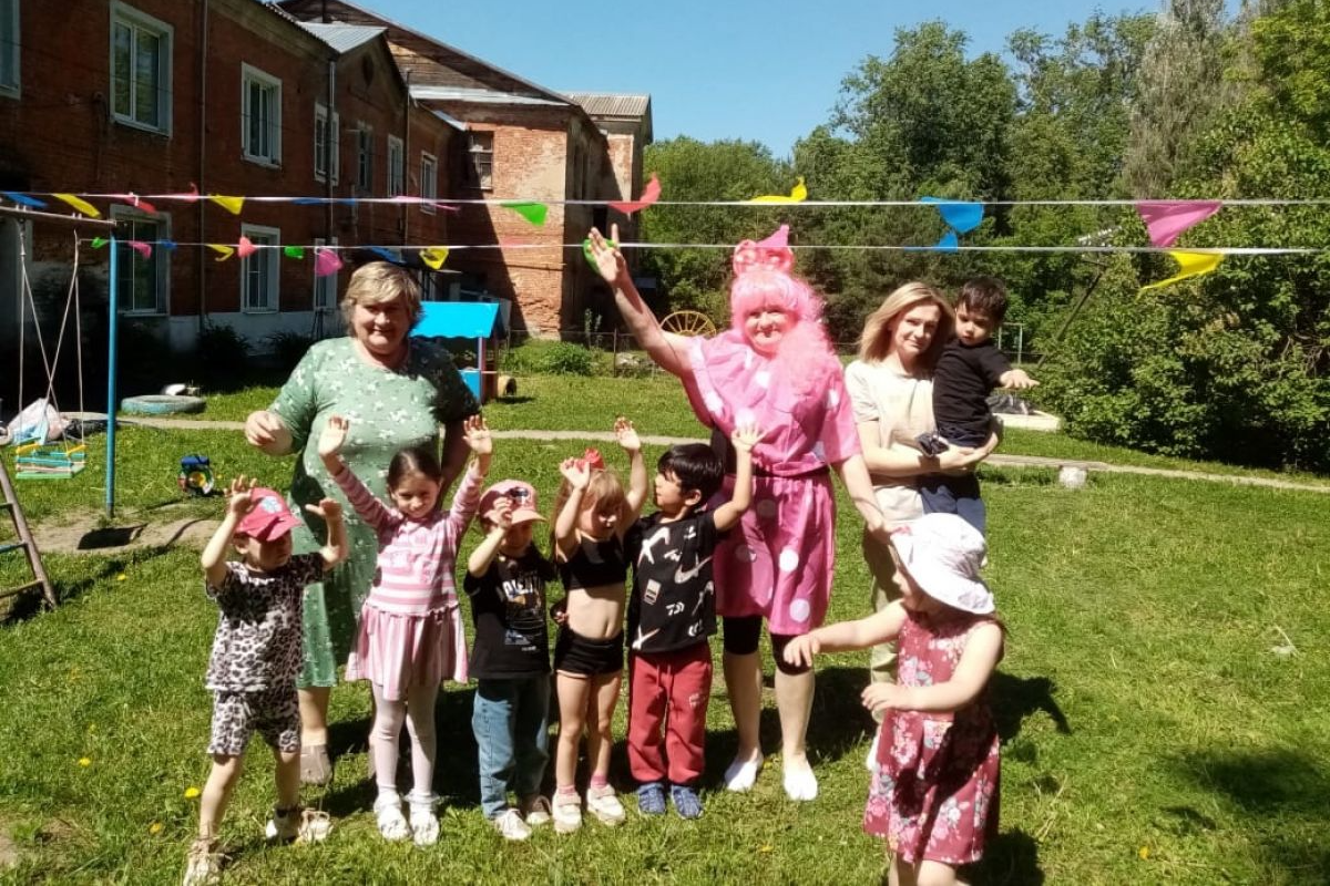 В преддверии Международного дня соседей для богословских ребятишек провели игровую программу В преддверии Международного дня соседей для богословских ребятишек провели игровую программу