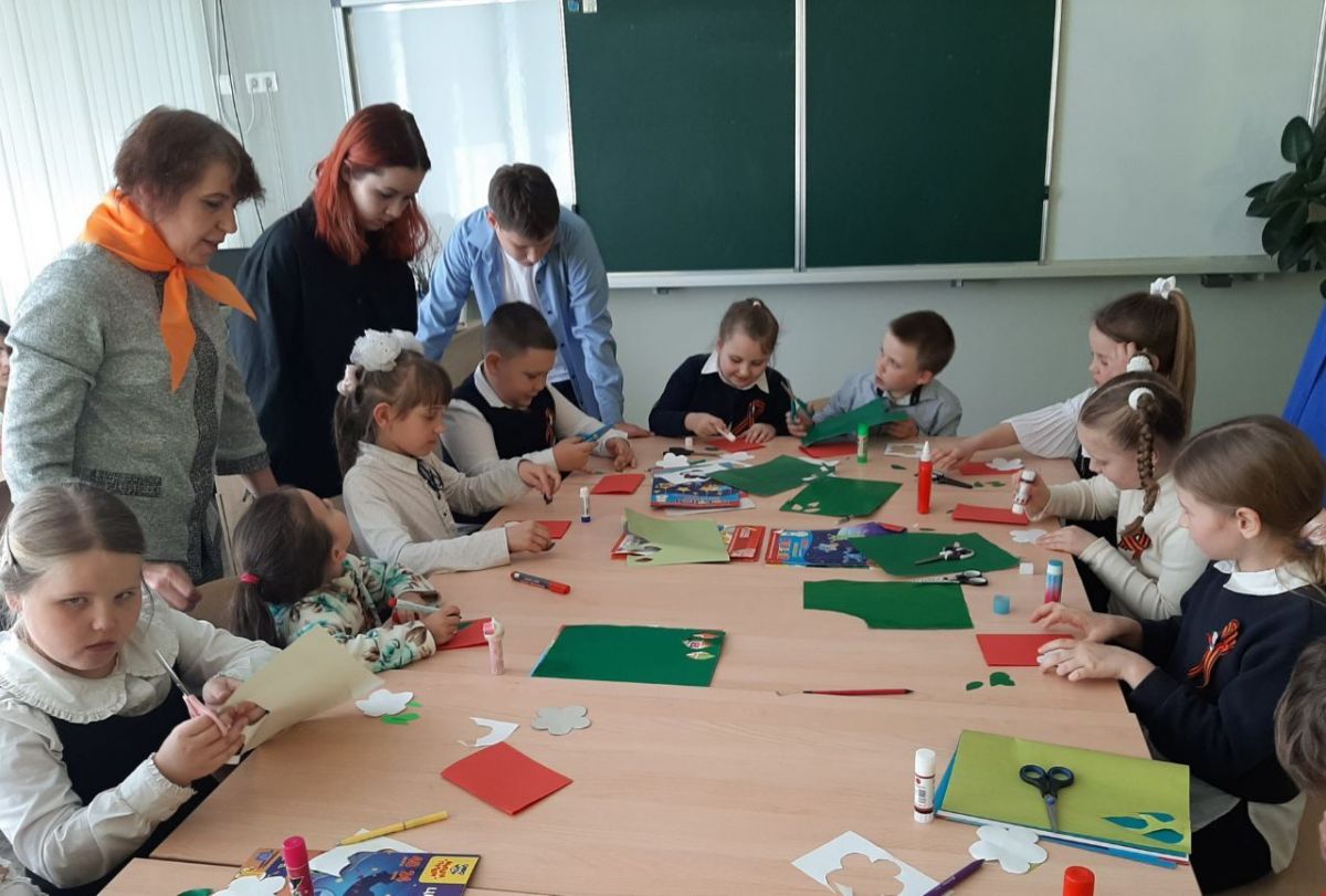Иваньковские школьники изготовили открытки с белым цветком