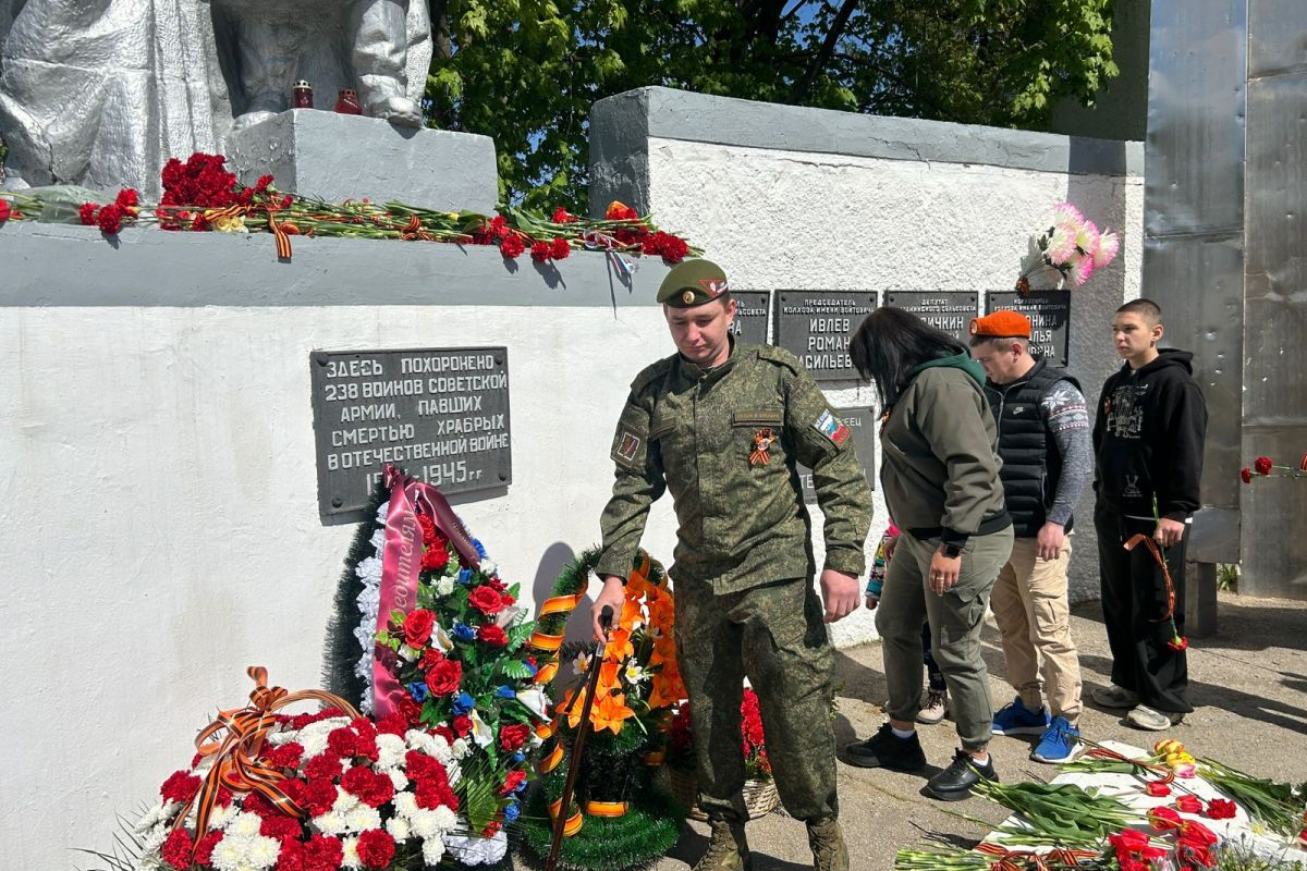 Память нерушима, как броня: ясногорцы возложили цветы к мемориалам Память нерушима, как броня: ясногорцы возложили цветы к мемориалам