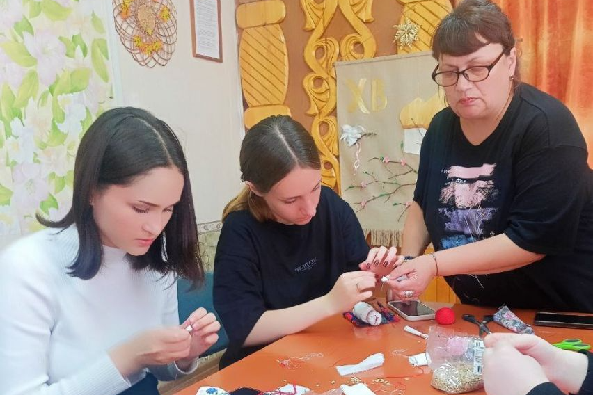 Ясногорские студенты изготовили традиционных кукол