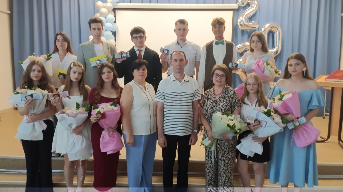 В добрый путь, выпускники-медалисты! В добрый путь, выпускники-медалисты!