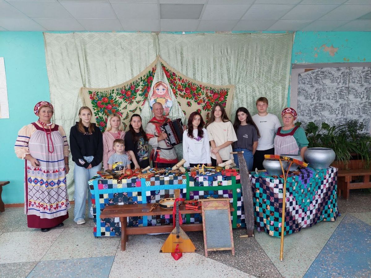 Санталовцы побывали в лабиринте народных инструментов