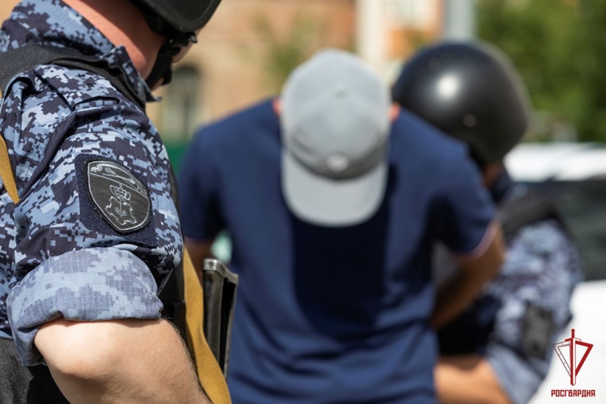 Сотрудники отдела вневедомственной охраны спасли горожанку от агрессивного соседа
