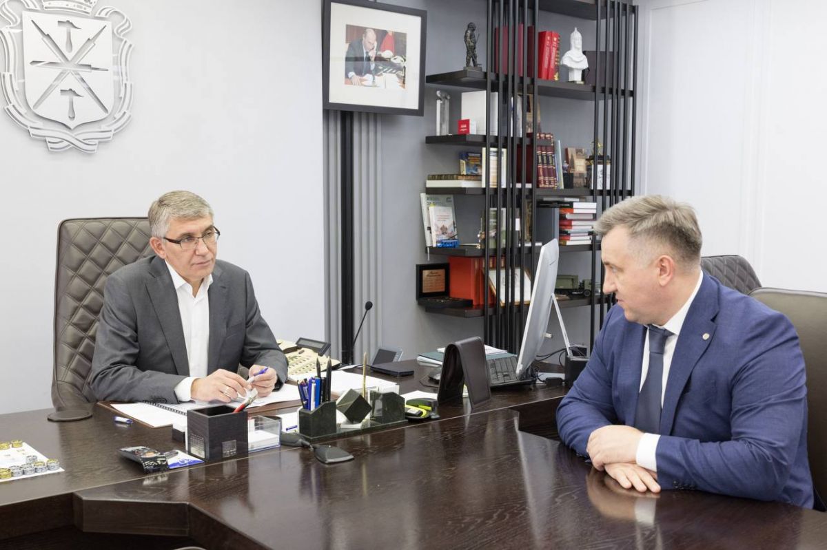 Дмитрий Миляев провел встречу с управляющим Тульским отделением Среднерусского банка Сбербанка Сергеем Гринько Дмитрий Миляев провел встречу с управляющим Тульским отделением Среднерусского банка Сбербанка Сергеем Гринько