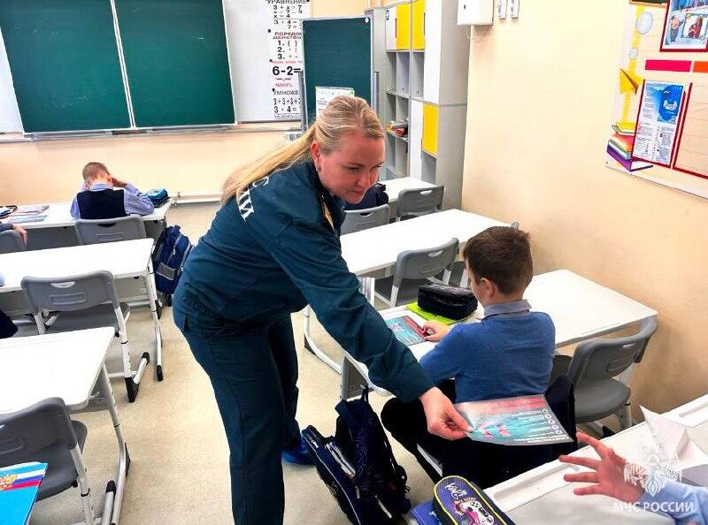 spasateli-vnov-napomnili-rybakam-i-detyam-ob-ostorozhnosti-i-soblyudenii-pravil-bezopasnosti-v-zimniy-period_17691491011272071778