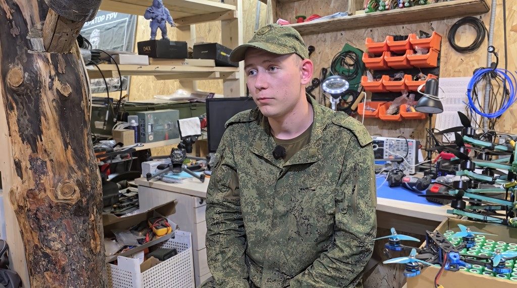 Студент осваивает специальность дроновода Студент осваивает специальность дроновода