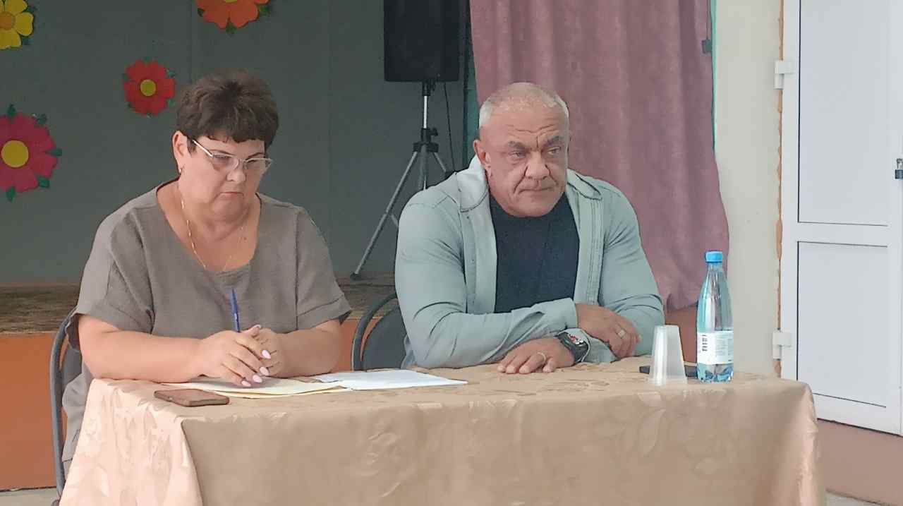 Владимир Мухин встретился с жителями села Хотушь Владимир Мухин встретился с жителями села Хотушь