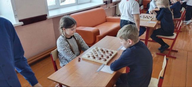 В Бутиковской школе в начальных классах состоялся «Турнир по шашкам»