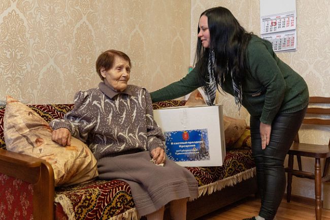 По инициативе Алексея Дюмина к празднику Крещения одиноким пожилым людям передают продуктовые наборы