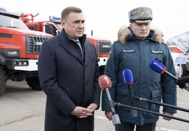 Александр Куренков и Алексей Дюмин передали оборудование и технику тульским спасателям