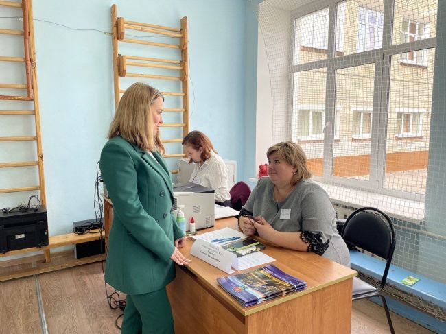 Елена Шмелева посетила УИКи в Новомосковске
