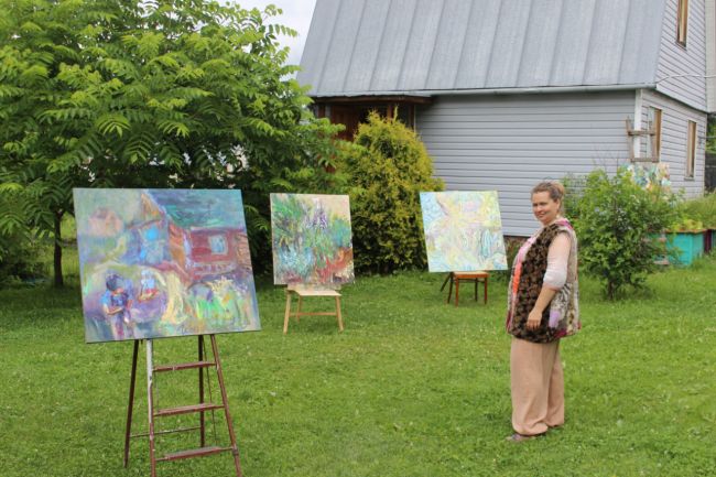 Выставка работ художницы Оксаны Юрьевны Голиченковой (Алёхиной) работает в деревне Тяпкино все лето