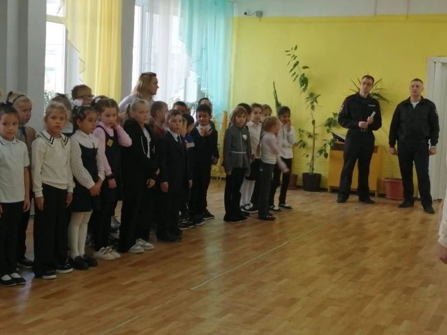 В Сосновской школе прошли встречи сотрудников ГИБДД с учениками