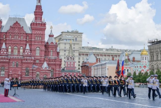 Туляк Иван Детинов на Красной площади получил диплом Московского университета МВД России