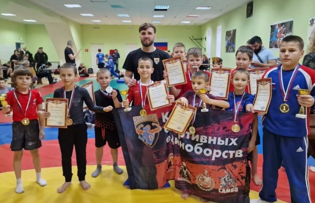 12 золотых медалей привезли заокские борцы из Калуги
