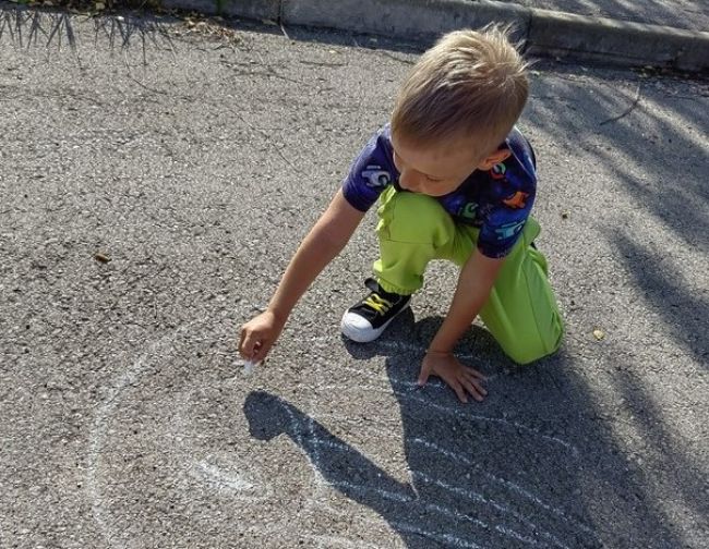 В Пахомово дети разрисовали яркими мелками асфальтовые дороги