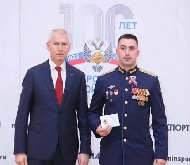 Олег Матыцин вручил туляку золотой знак отличия комплекса ГТО