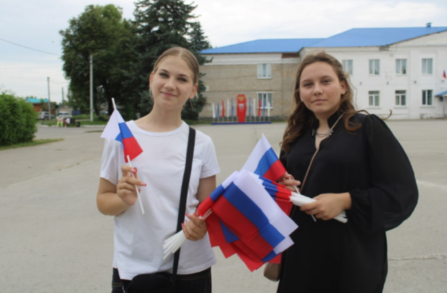 Заокский район присоединился к Всероссийской акции по вручению лент в цвет российского триколора