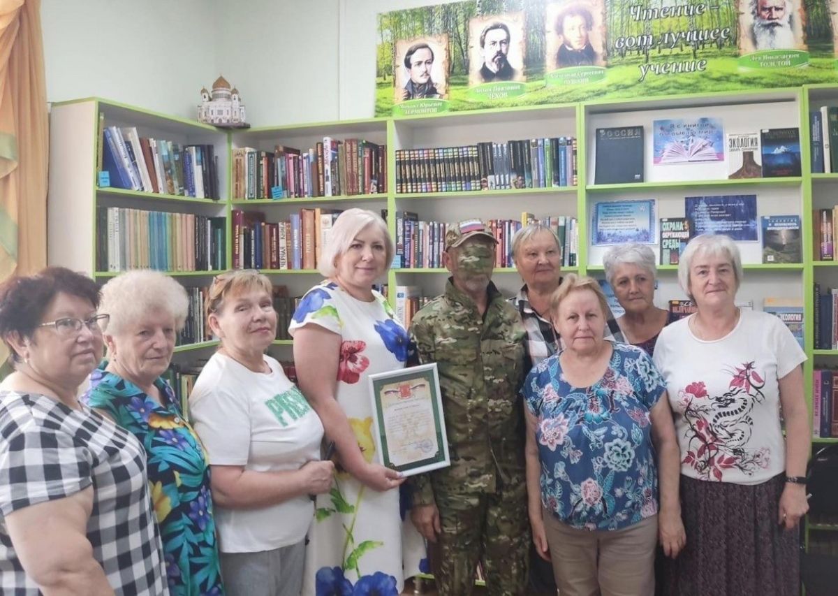 Участник СВО встретился с волонтерами из Узловского района Дубовскую сельскую библиотеку посетил участник СВО с позывным