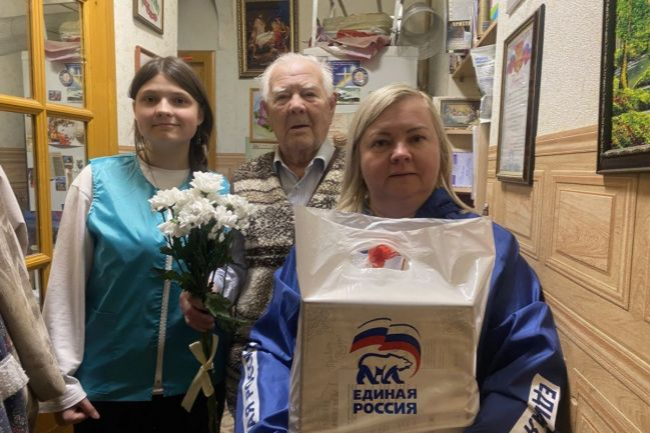 В преддверии Дня Победы «Единая Россия» вручает подарки героям Великой Отечественной войны
