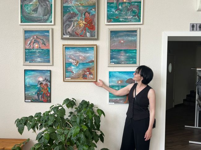 В музее командира крейсера «Варяг» открылась выставка живописи Нонны Хабеловой «Моря и океаны в красках»