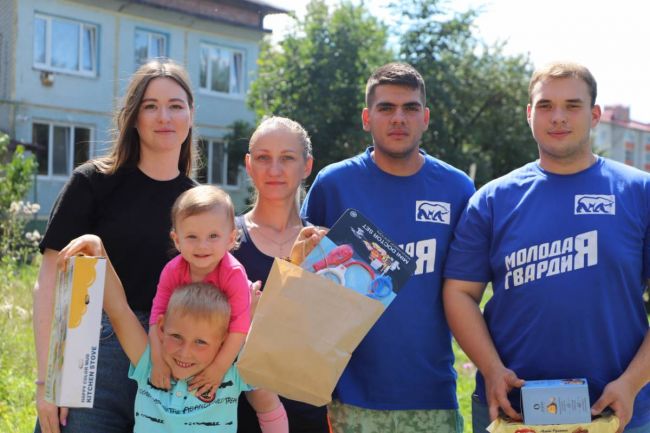 Волонтеры «Единой России» оказали адресную помощь в рамках акции «Собери ребенка в школу»