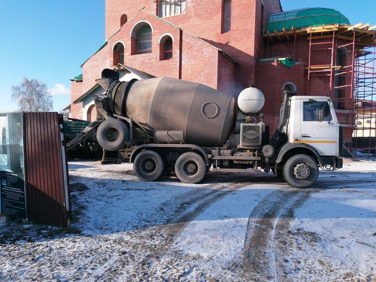 В Заокском из-за теплой зимы продолжилось строительство храма