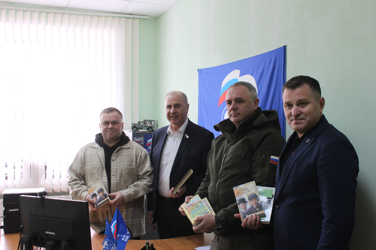 Депутат Тульской областной Думы передал заокским волонтерам книги для госпиталя