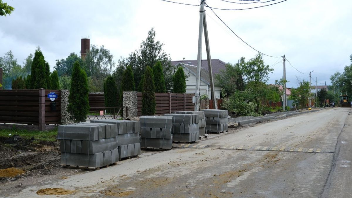 В поселке Заокский начали активную работу по благоустройству тротуара