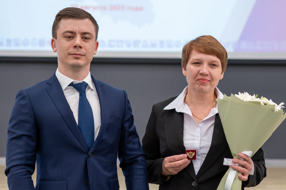 Учитель из Заокского района удостоена высокой награды на августовском педсовете Учитель из Заокского района удостоена высокой награды на августовском педсовете