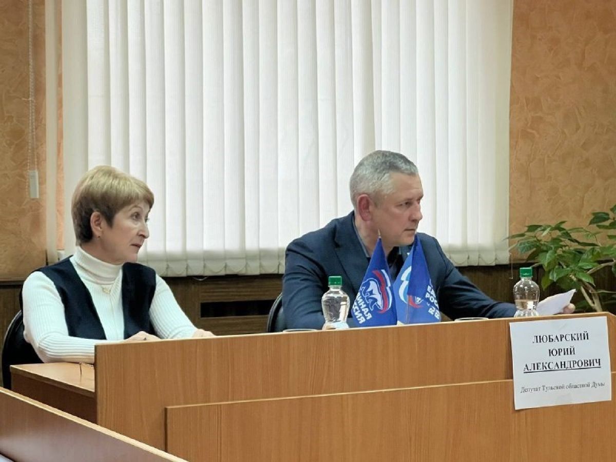 Депутат Тульской облдумы передал волонтерам материал для изготовления масксете Депутат Тульской облдумы передал волонтерам материал для изготовления масксете
