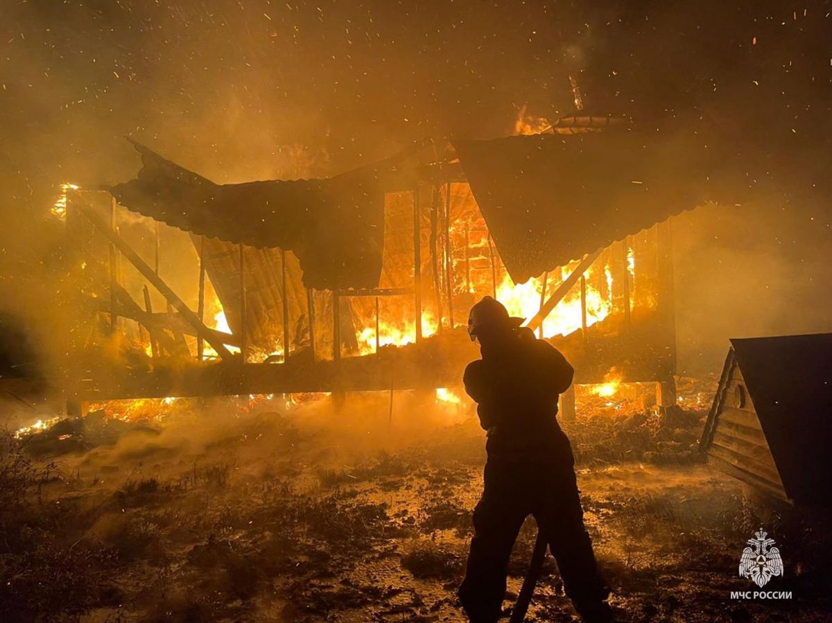В поселке Пахомово ликвидирован крупный пожар в жилом доме В поселке Пахомово ликвидирован крупный пожар в жилом доме