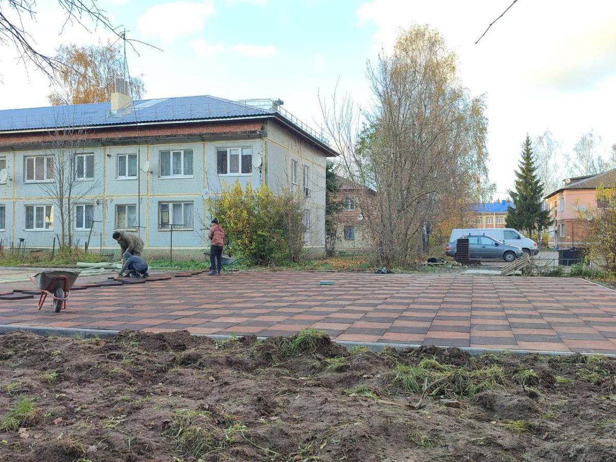 В Заокском на улице Мира ведутся работы на детской площадке В Заокском на улице Мира ведутся работы на детской площадке