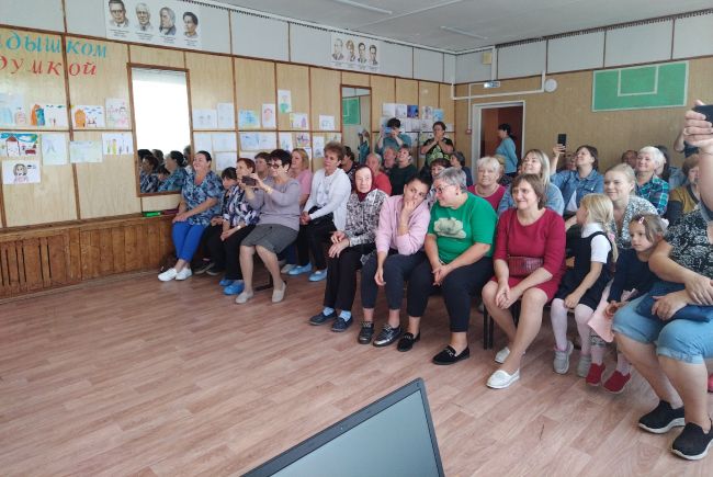 Чернские школьники поздравили бабушек и дедушек с праздником