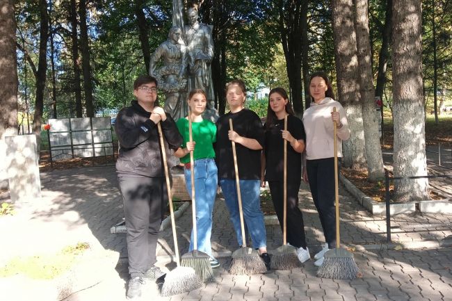 Чернские волонтеры навели порядок в сквере Боевой Славы