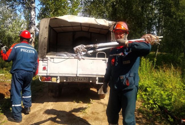 Энергетики ликвидируют последствия непогоды в Смоленской области