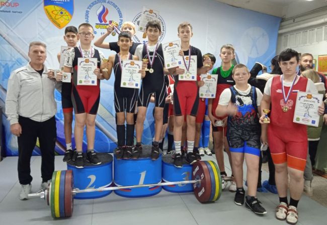 Чернские тяжелоатлеты привезли 8 медалей из Калужской области