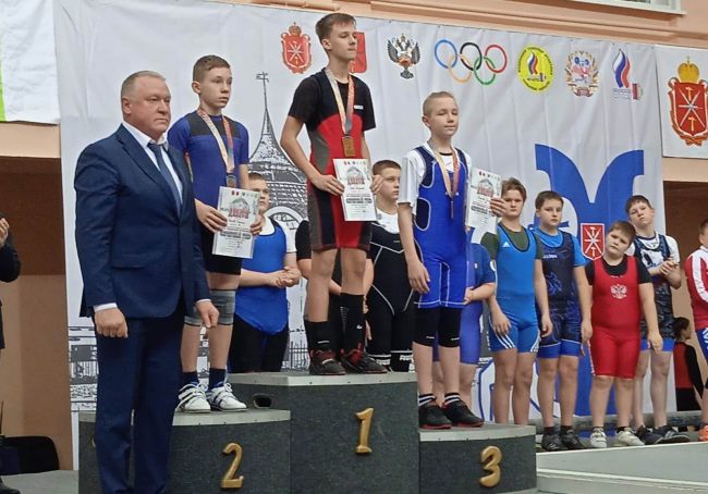 Чернские тяжелоатлеты завоевали два золота и бронзу