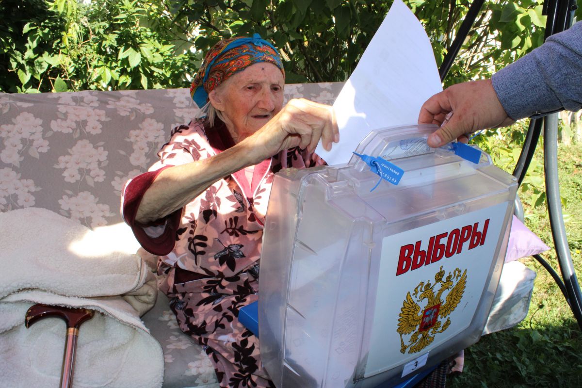 Пожилые черняне голосуют на дому