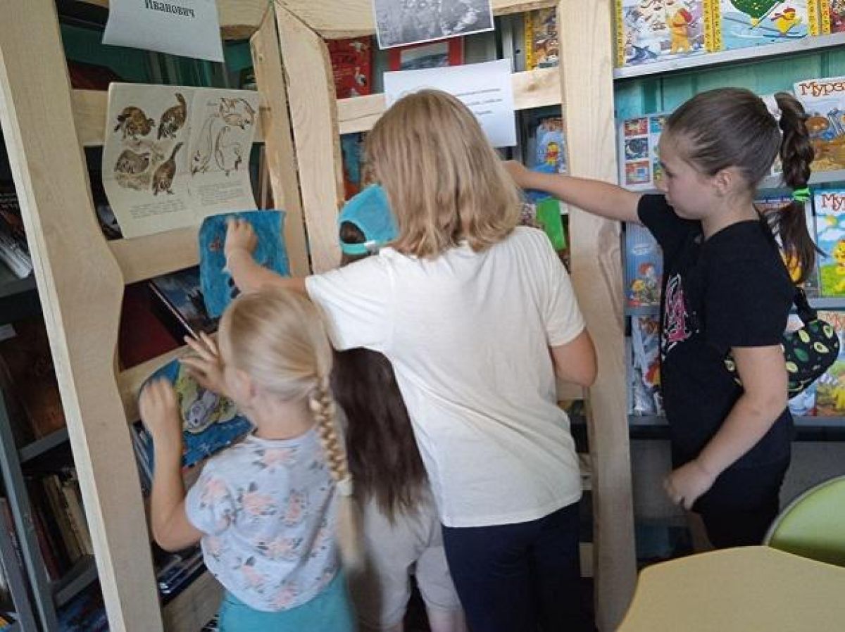 В Чернской детской библиотеке прошла выставка детского рисунка