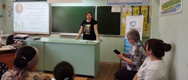 Чернский педагог-психолог провела беседу с родителями в Чернской средней школе №2