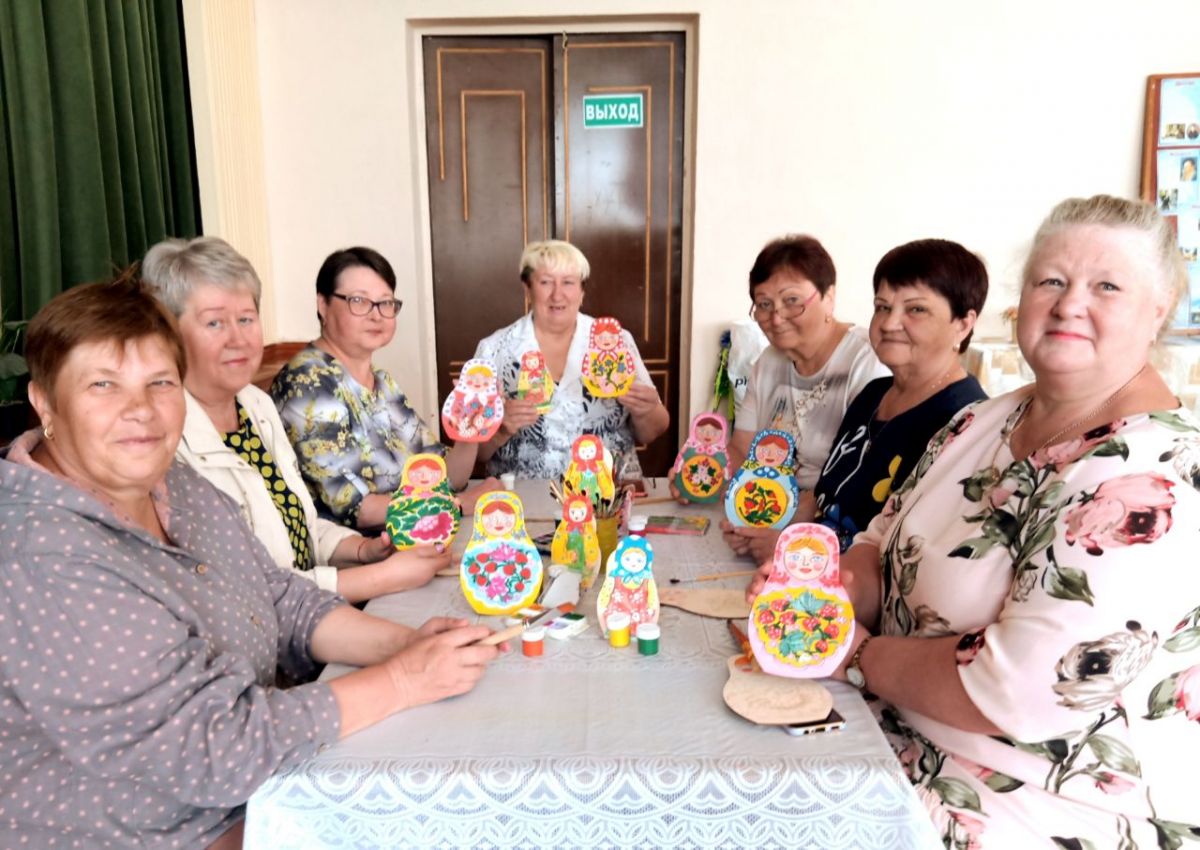 Чернские пенсионерки приняли участие в мастер-классе по росписи «Ой, ты барыня-матрешка!»