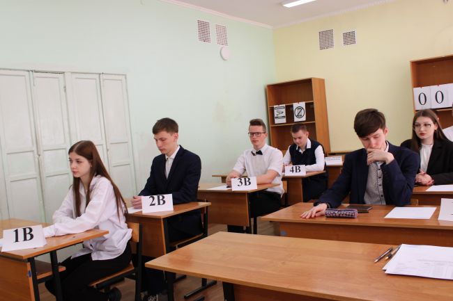 Чернские выпускники сдают ЕГЭ по русскому языку