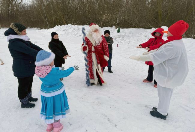 Кострома родина снегурочки. Парад снегурочек в уфе. Костромская снегурочка володина наталья. Дед мороз и снегурочка. Воркута снегурочка снежная возле объединения.