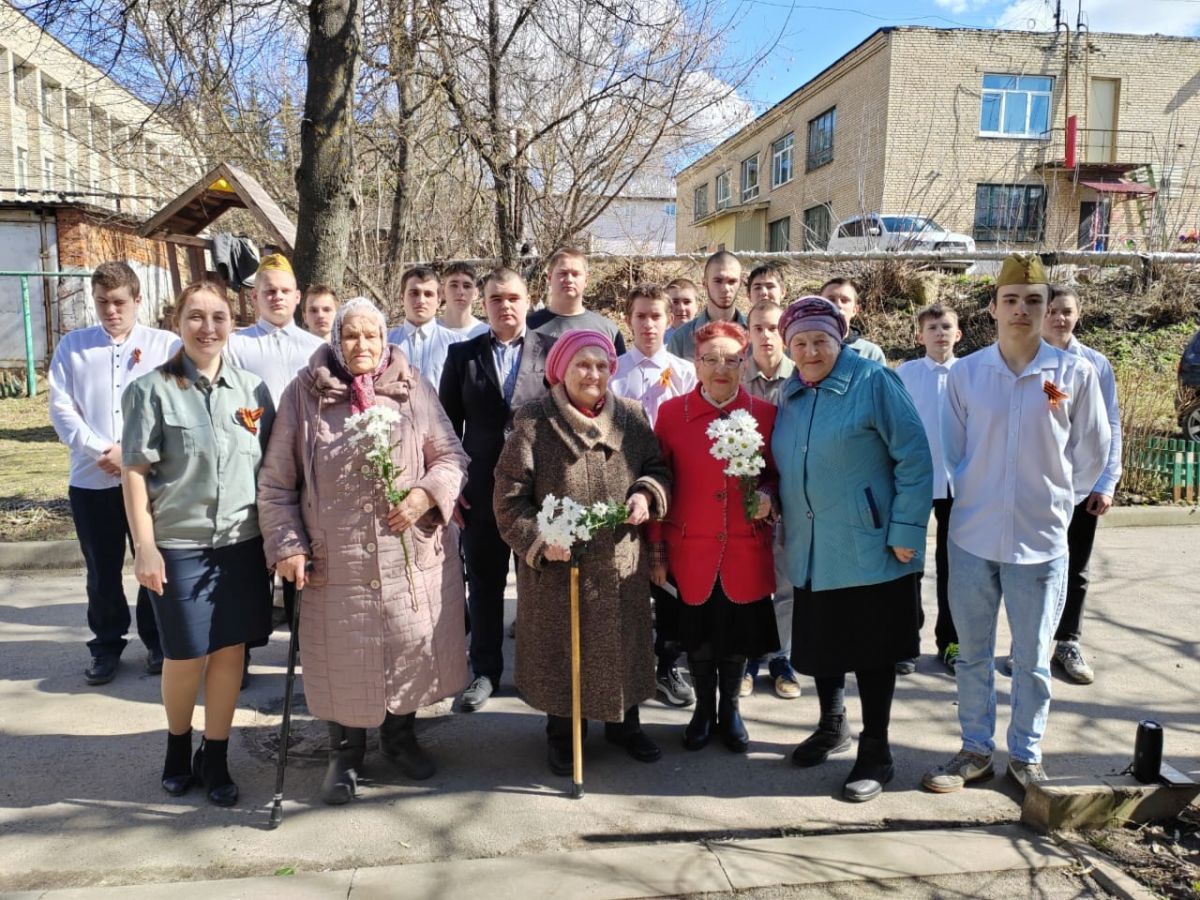 Чернские студенты поздравили детей войны с наступающим Днем Победы