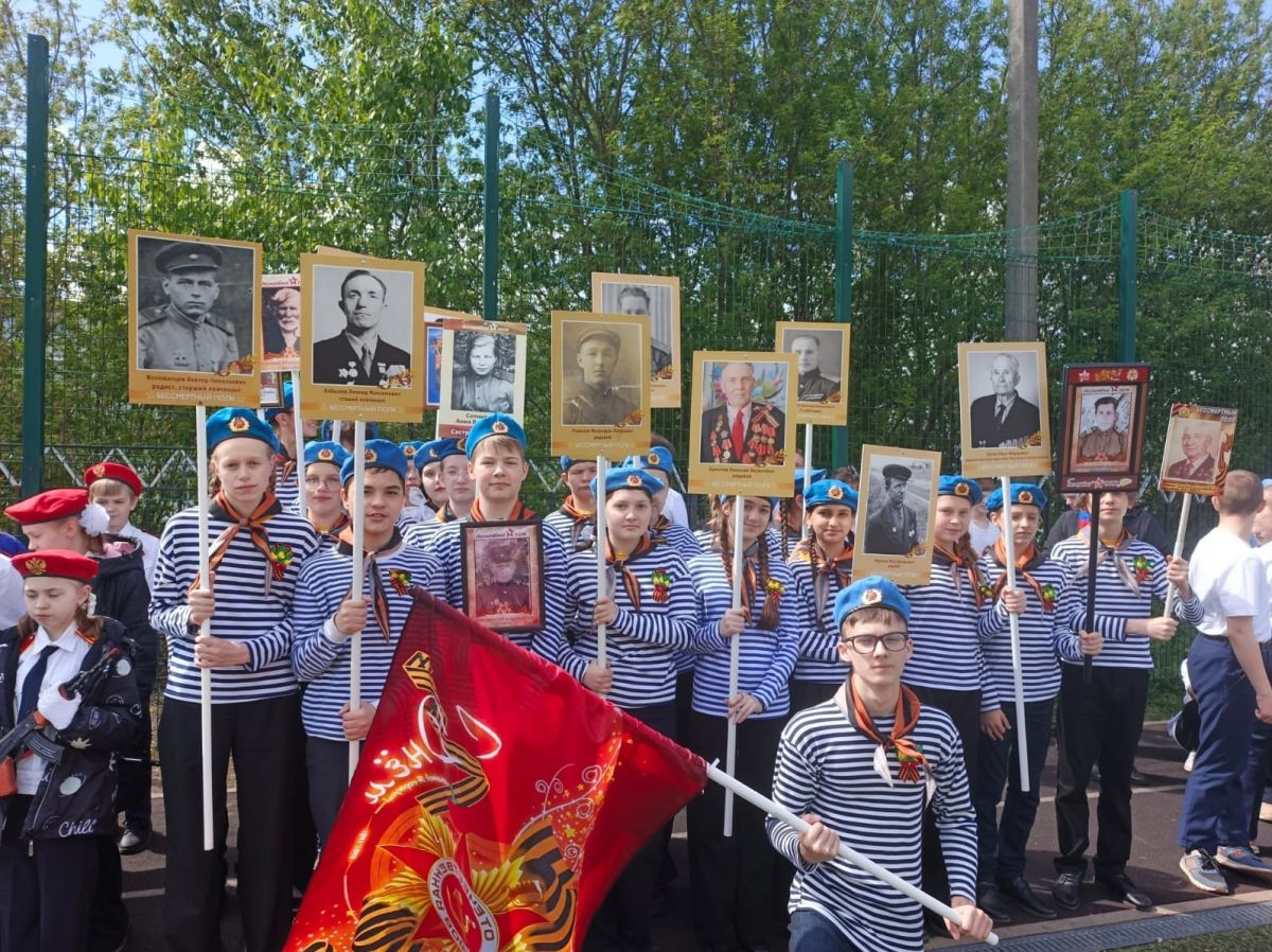 Чернские школьники исполнили военные песни на марше
