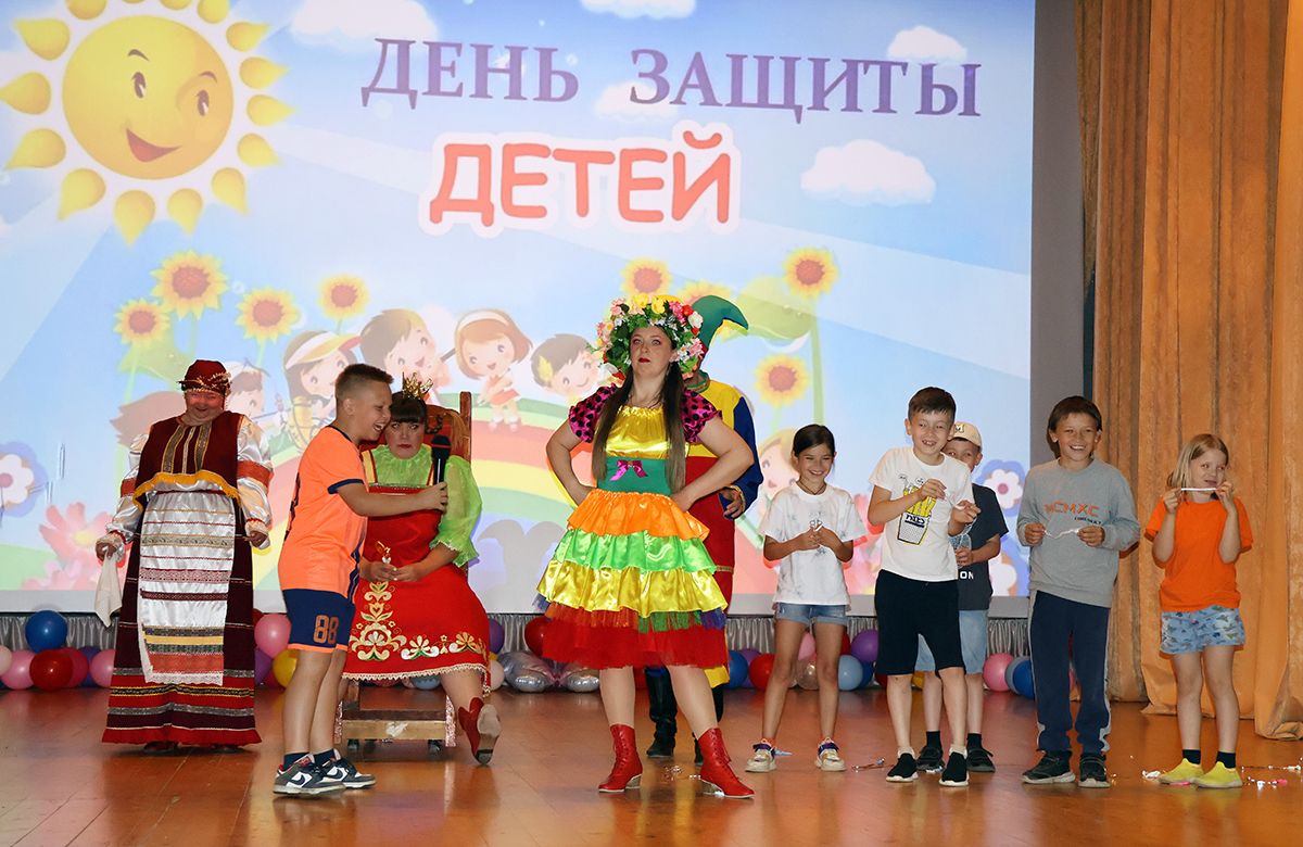В Черни прошло театрализованное представление для детей В Черни прошло театрализованное представление для детей