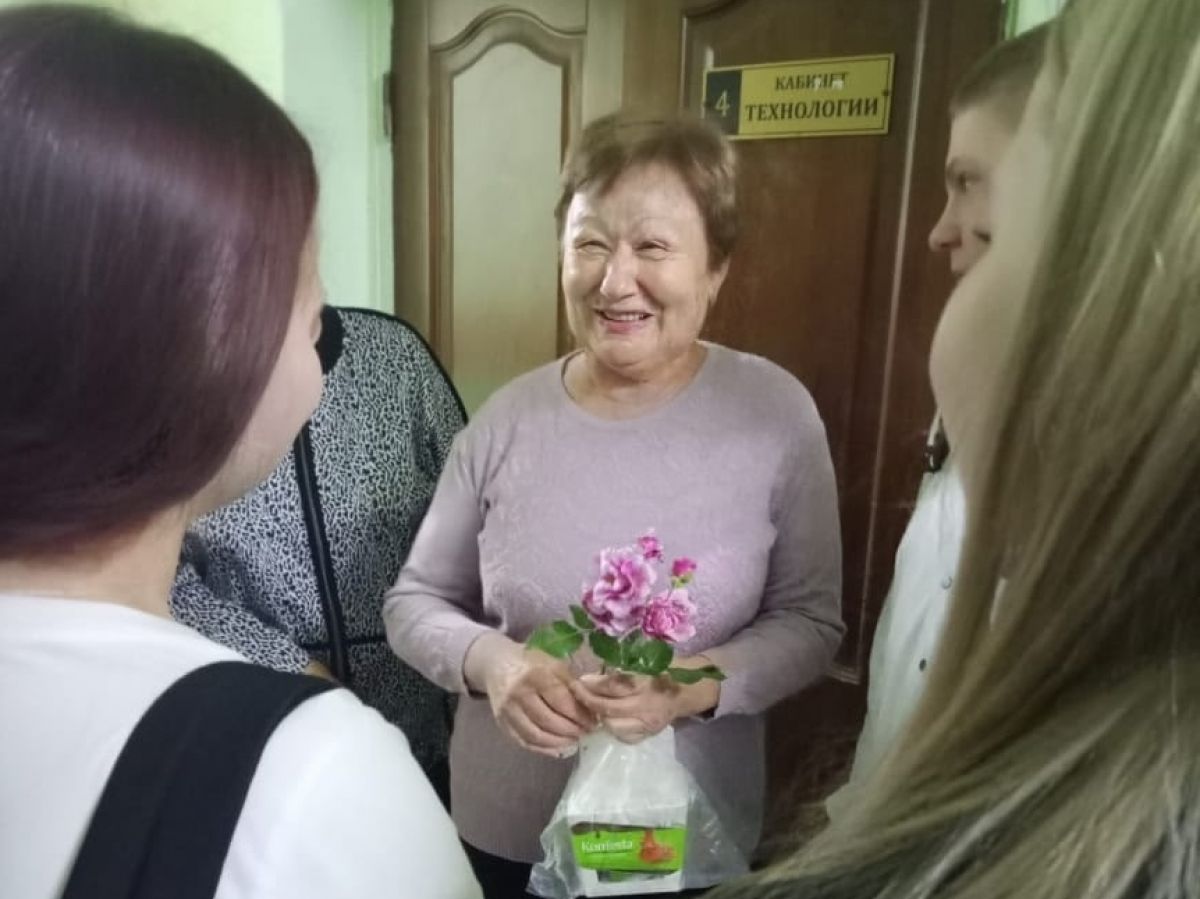 Чернские школьники поздравили с Днем учителя ветеранов педагогического труда Чернские школьники поздравили с Днем учителя ветеранов педагогического труда