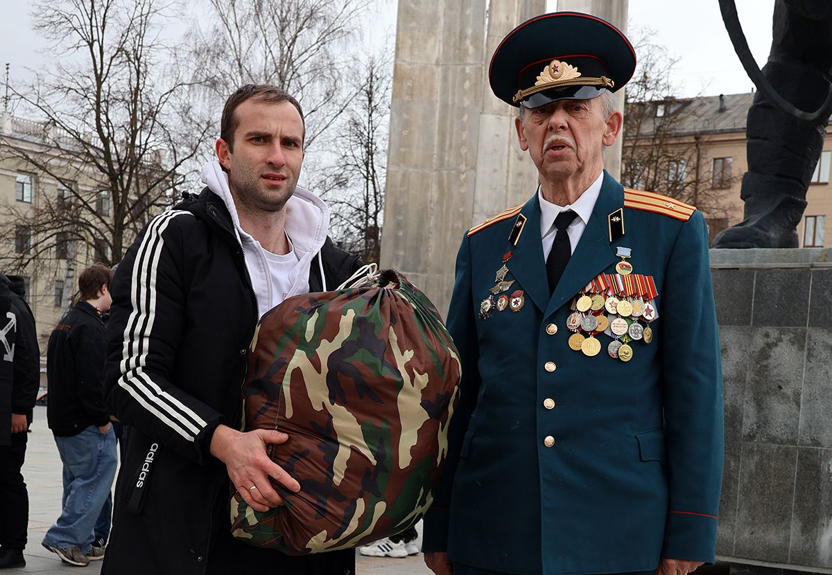 Чернский район принял эстафету патриотической акции «Равнение на Знамя Победы» Чернский район принял эстафету патриотической акции «Равнение на Знамя Победы»