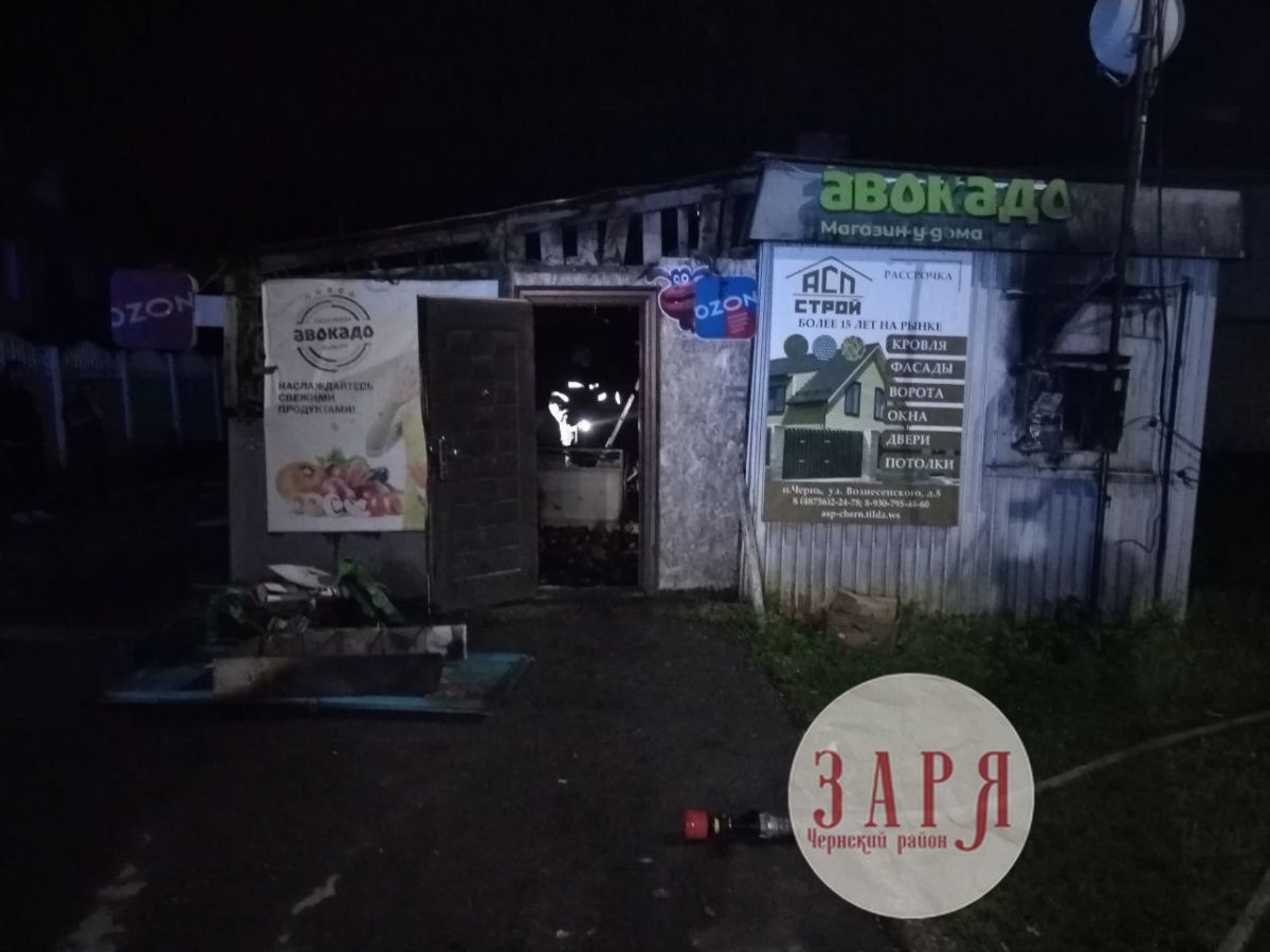 В Чернском районе сгорел торговый павильон